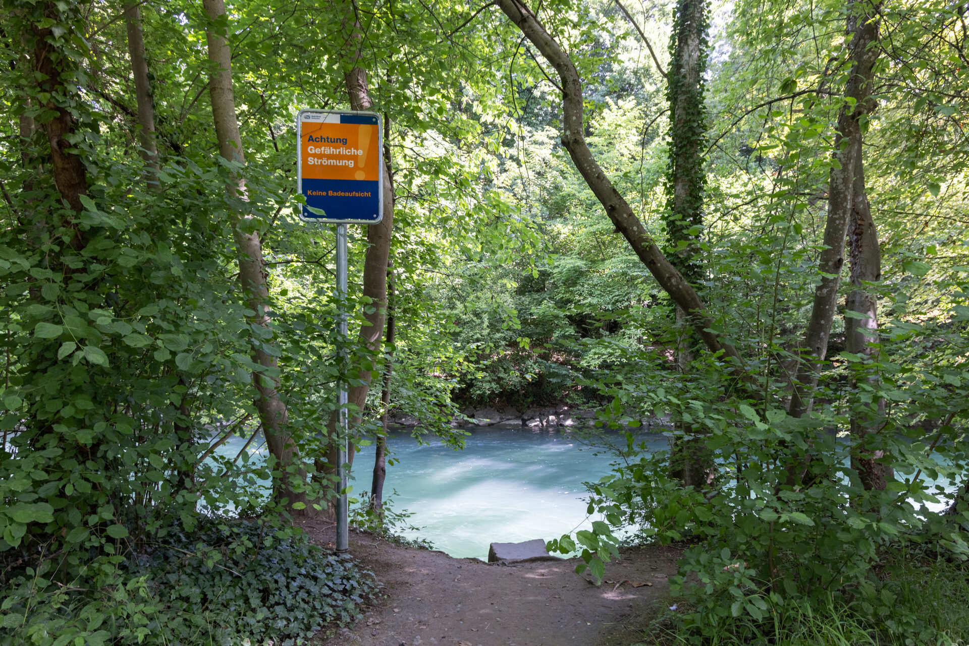 Chemin menant à la Werdinsel, avec un panneau d'avertissement pour les nageurs.
