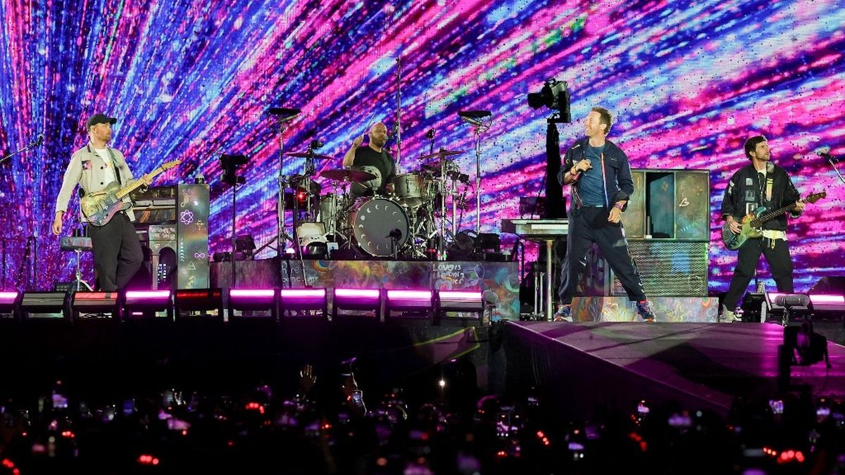 Scène filmée lors d'un concert de Coldplay montrant le couple en pleine proximité