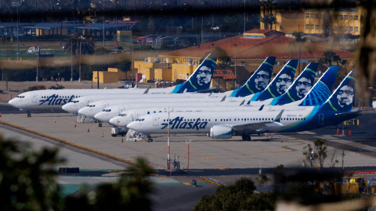 Aéroport avec atterrissages et décollages suspendus