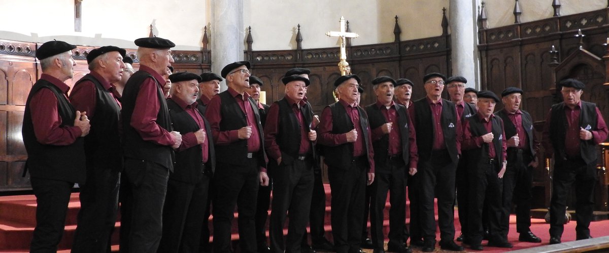 Chœur Eths d’Azu lors d’un concert dans une église pyrénéenne