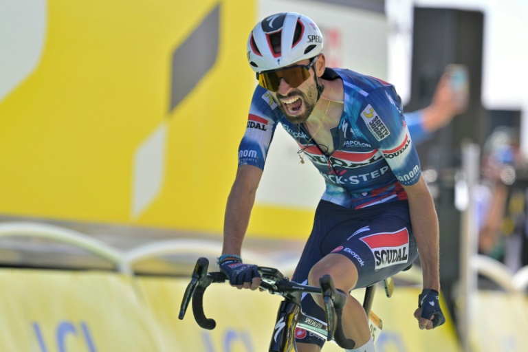 Valentin Paret-Peintre célébrant sa victoire au Ventoux