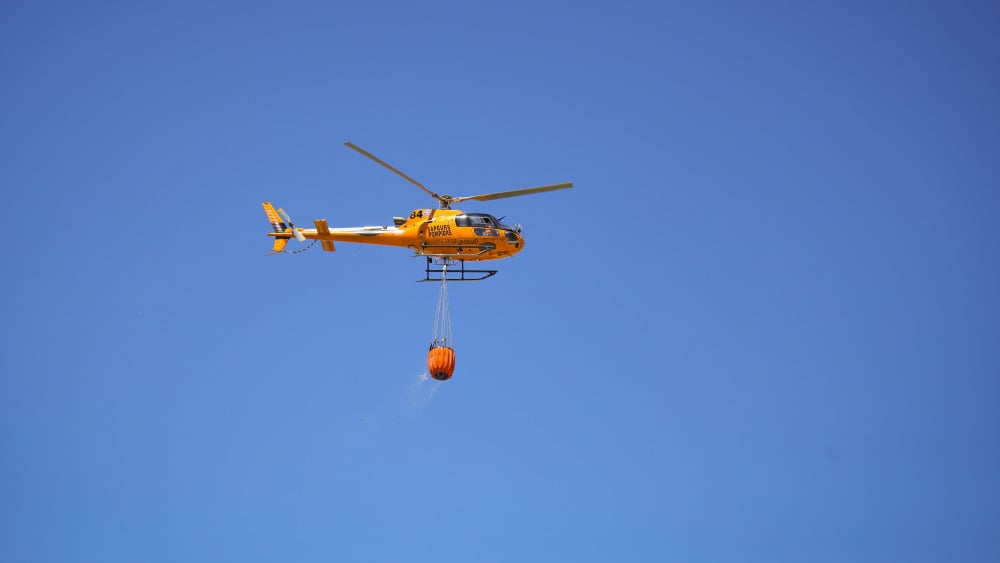Hélicoptère de lutte contre les incendies en action