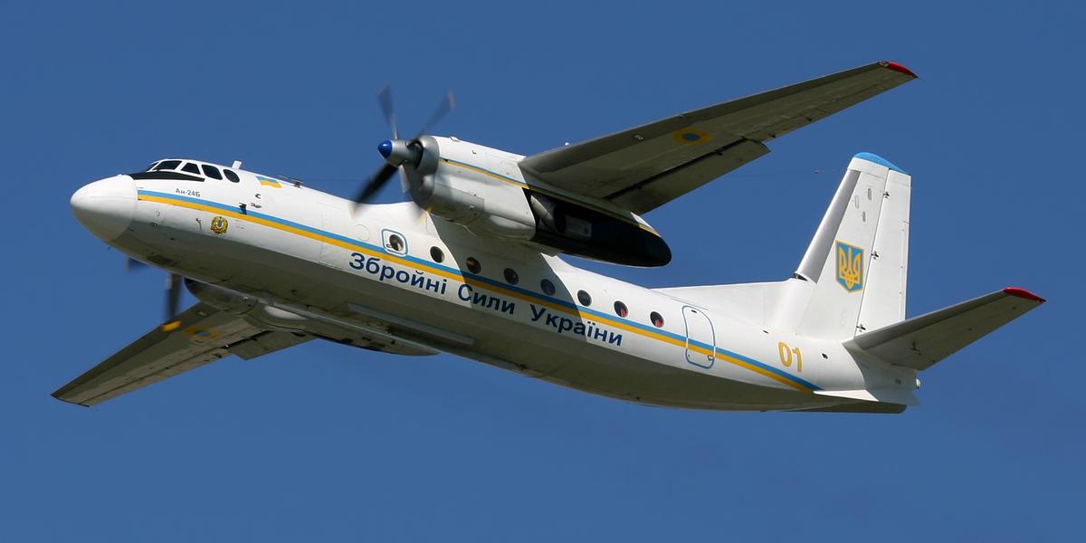 Avion Antonov-24 en plein vol