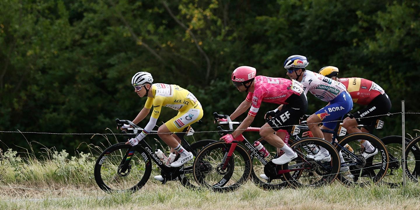 Coureurs en pleine ascension du col de la Loze lors du Tour de France 2025