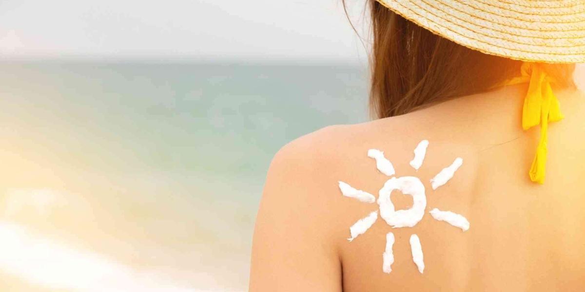 Jeune femme exposée au soleil avec motifs de crème solaire
