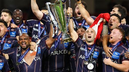 Les Bordelo-Béglais soulève la Champions Cup après leur victoire en finale contre Northampton, le 24 mai 2025, à Cardiff (pays de Galles). (ANNE-CHRISTINE POUJOULAT / AFP)