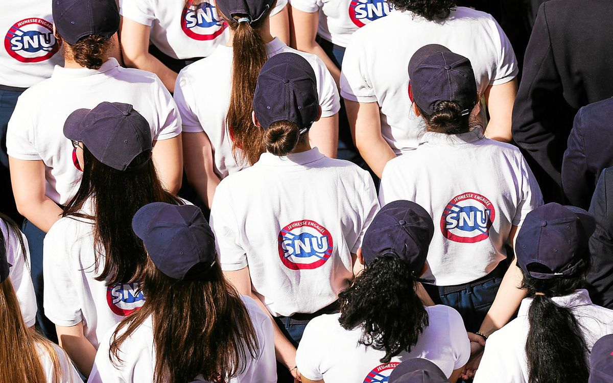 Jeunesse lors d'une journée de défilé militaire, nouvelle version de la JDC