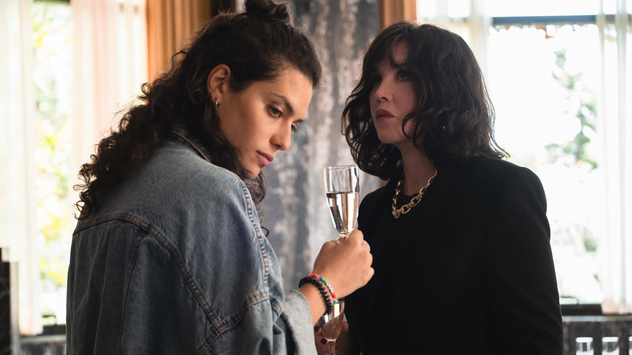 Ava Baya et Isabelle Adjani dans le dernier épisode de Soleil Noir (Netflix).