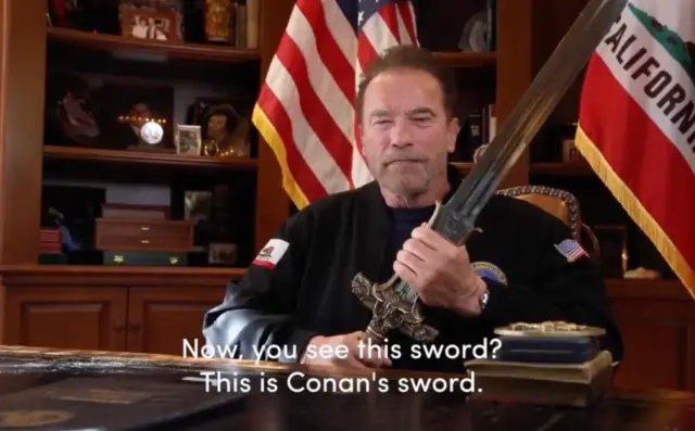 Arnold Schwarzenegger, avec la épée de Conan, en son message à Trump.
