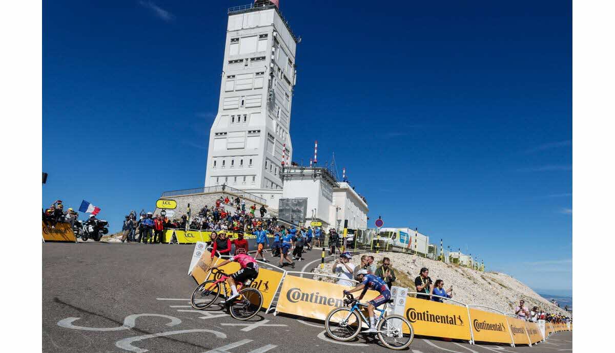 Ramassage de déchets au mont Ventoux après le Tour de France