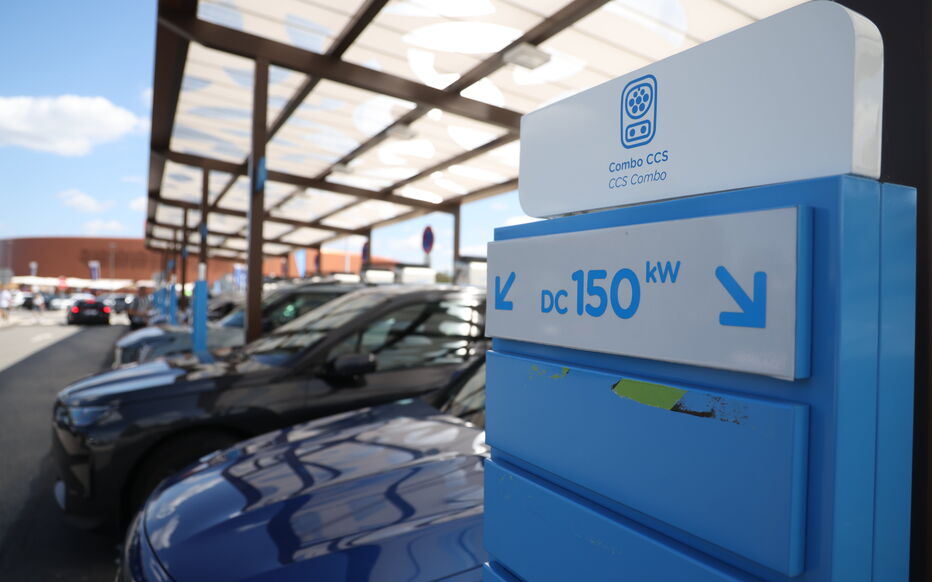 De plus en plus nombreux, les automobilistes roulant en électrique ont accès cet été de plus de 3600 points de charge sur les autoroutes. LP/Jean-Baptiste Quentin