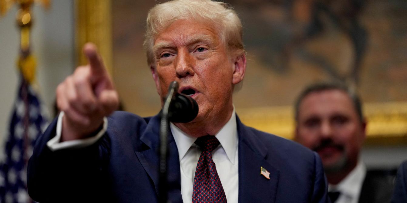 Donald Trump lors de la signature du décret