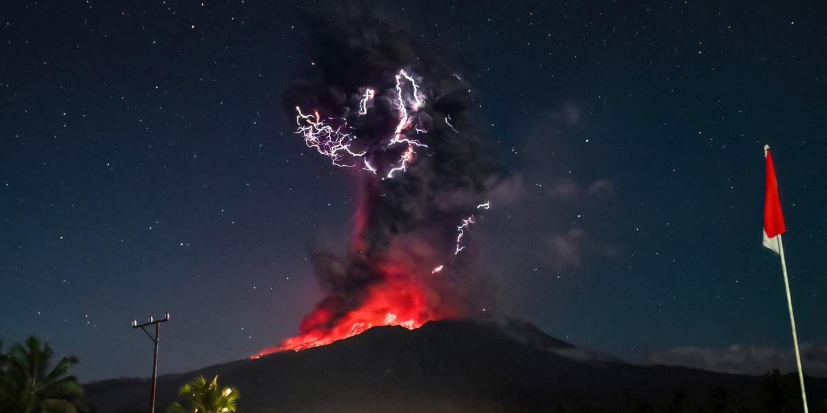Volcan Lewotobi Laki-Laki en éruption avec large panache de cendres