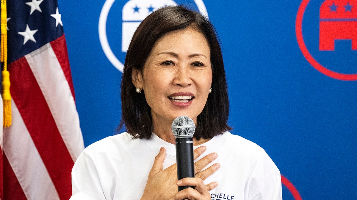 Michelle Steel à son bureau de campagne