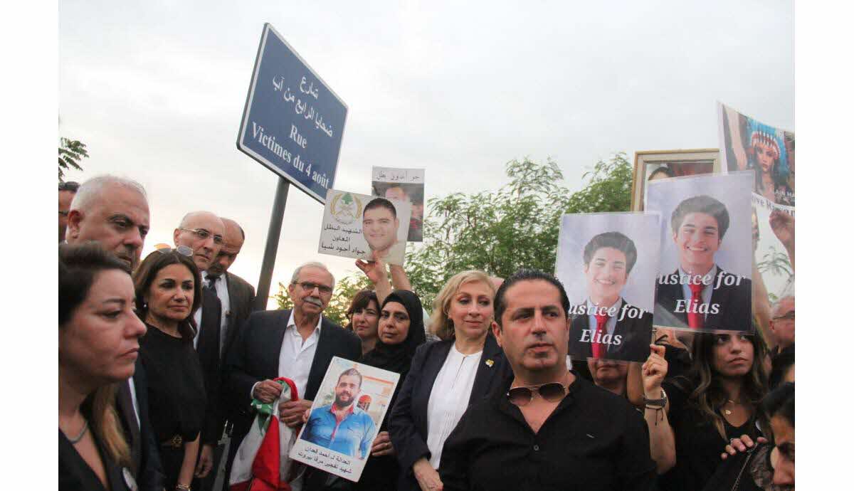 Silhouette des silos à blé éventrés, témoins du drame