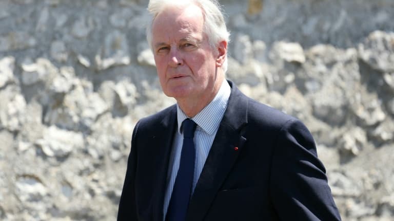 Michel Barnier arrive aux obsèques de l'ancien patron des députés LR Olivier Marleix, le 11 juillet 2025 à Anet (Eure-et-Loir) - ALAIN JOCARD © 2019 AFP