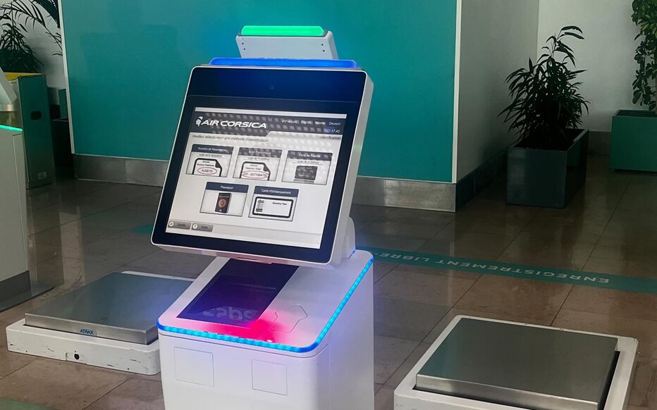 Aéroport Marseille Provence (Bouches-du-Rhône). Grâce au dispositif expérimental, les passagers d'Air Corsica peuvent déposer leurs bagages en autonomie en utilisant leurs données biométriques. AMP