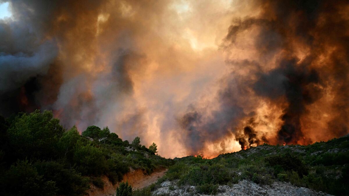Incendie dans l'Aude, image d'un incendie en cours avec des flammes et un ciel chargé de fumée