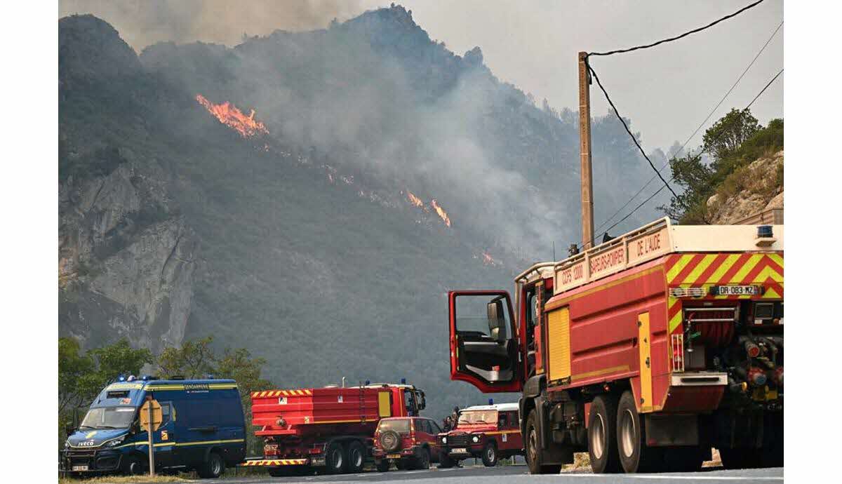 Incendie dans l'Aude - le feu a perdu en intensité mais continue de ravager des hectares
