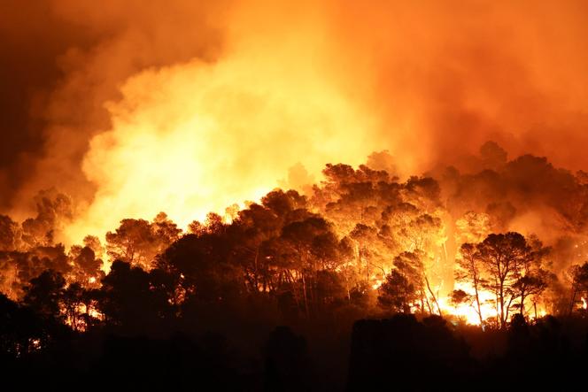 L’incendie dans le massif des Corbières, vu de Saint-Laurent-de-la-Cabrerisse (Aude), le 6 août 2025.
