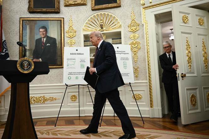 Le président américain, Donald Trump, et le patron d’Apple, Tim Cook, arrivent dans le bureau Ovale de la Maison Blanche à Washington, le 6 août 2025.