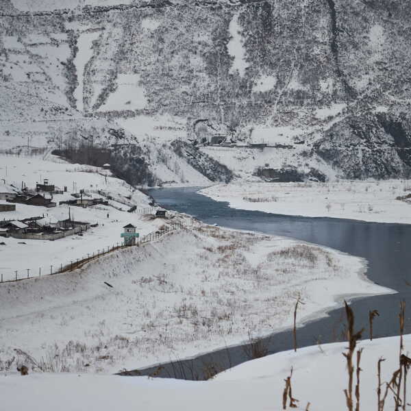 Nord-Coréen traversant la frontière à la nage accroché à du polystyrène