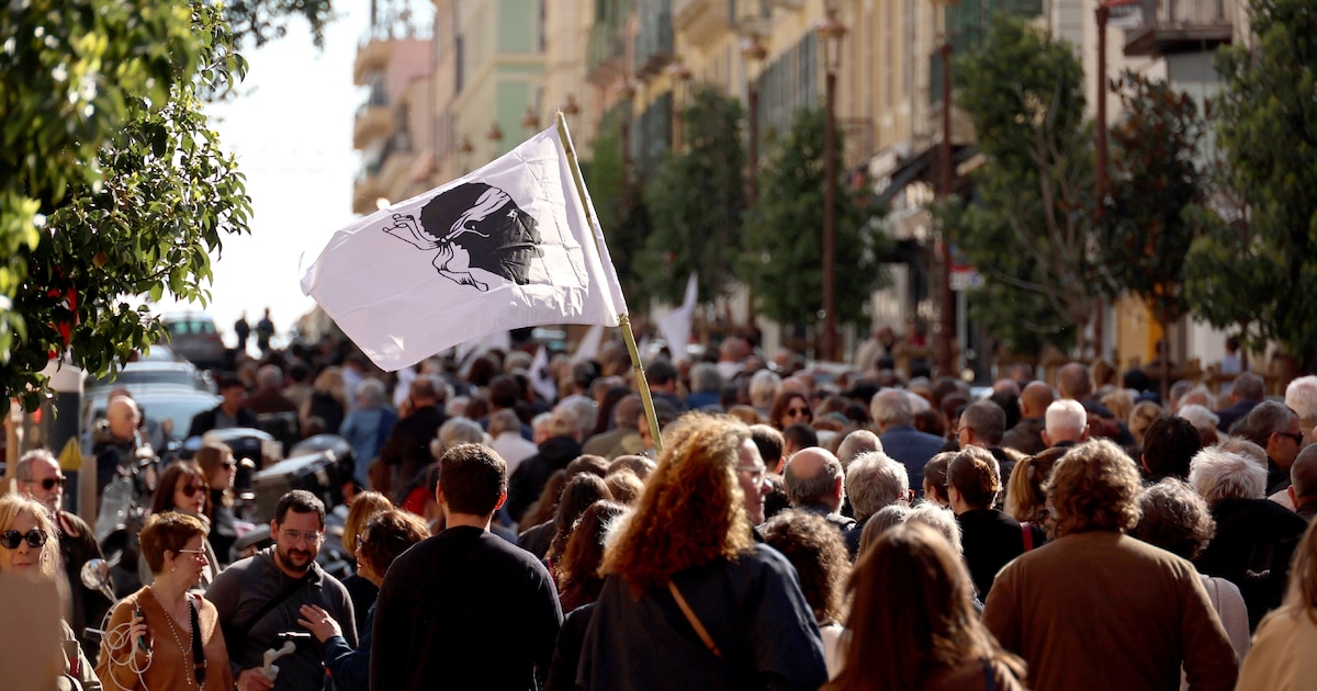 Des manifestants brandissant un drapeau corse lors de la manifestation contre la mafia, Ajaccio, le 8 mars 2025
