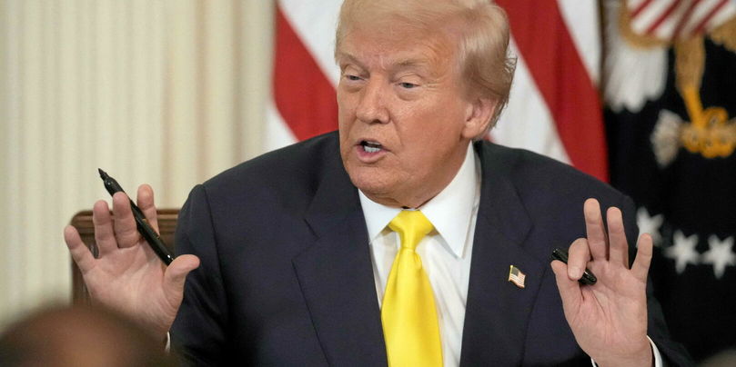Donald Trump signe une proclamation déclarant la Journée nationale du Purple Heart dans la salle Est de la Maison Blanche, le 7 août 2025, à Washington.