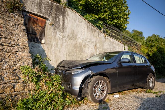 Le véhicule de l’auteur présumé de l’agression de Gilles Dussault, maire de Villeneuve-de-Marc, encastré dans le mur de la maison de l’élu, le 6 août 2025.