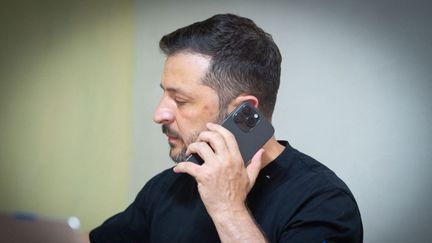 Le président ukrainien Volodymyr Zelensky, le 6 août 2025 dans la région de Soumy, lors d'une conversation téléphonique avec le président américain Donald Trump. (PRESIDENCE UKRAINIENNE / AFP)