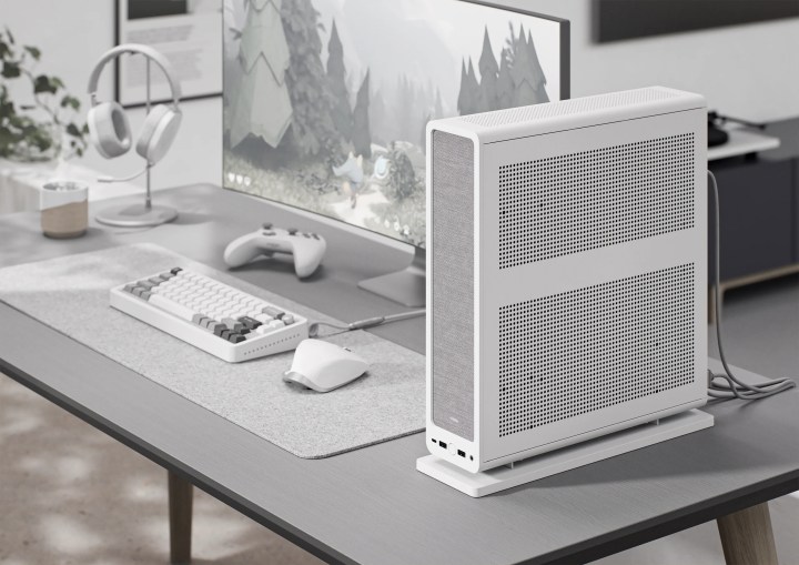 Le boîtier Fractal Design Ridge HTPC en blanc placé sur un bureau
