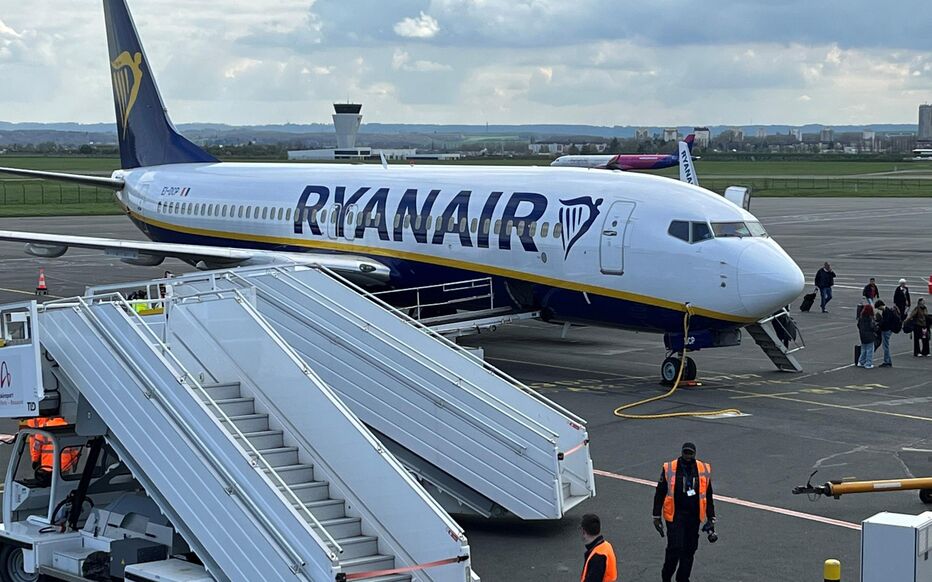 Michael O'Leary, le patron de Ryanair, fustige la taxe de solidarité sur les billets d’avion, « qui est passée de 2,63 euros à 7,40 euros par billet. 180 % de hausse ! »