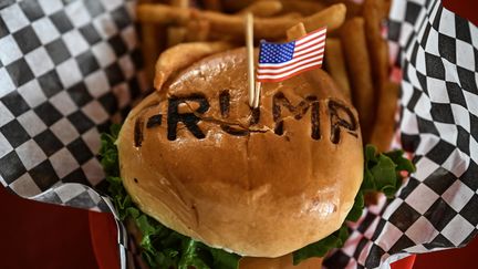 Le burger 'Trump' a connu un vrai succès chez les partisans du président américain aux États-Unis. (RONALDO SCHEMIDT / AFP)