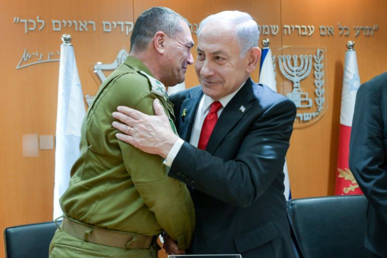 Netanyahou embrasse le chef d’état-major Zamir lors d'une réunion sur le plan
