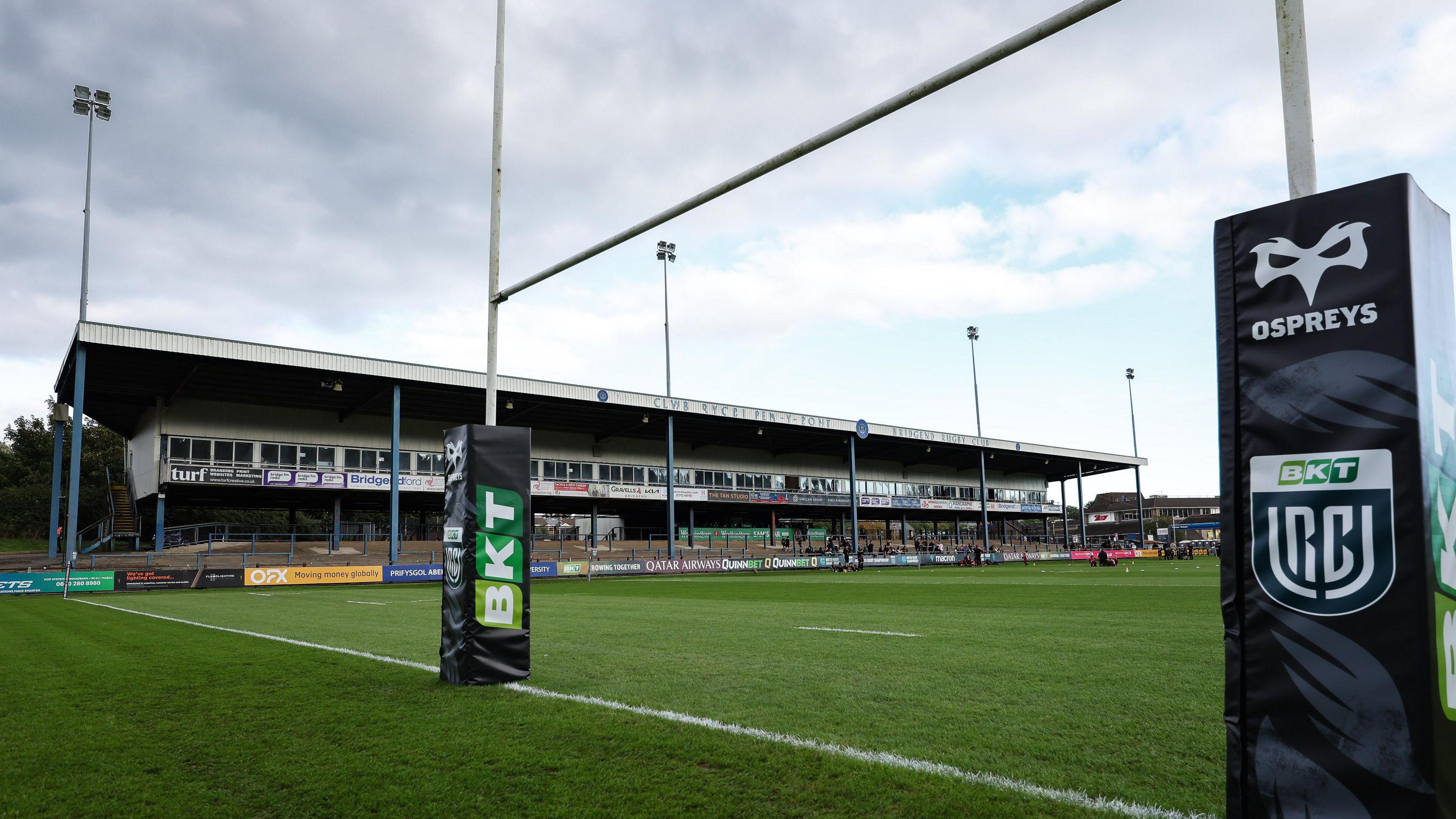 Panneau Ospreys et travaux au Brewery Field