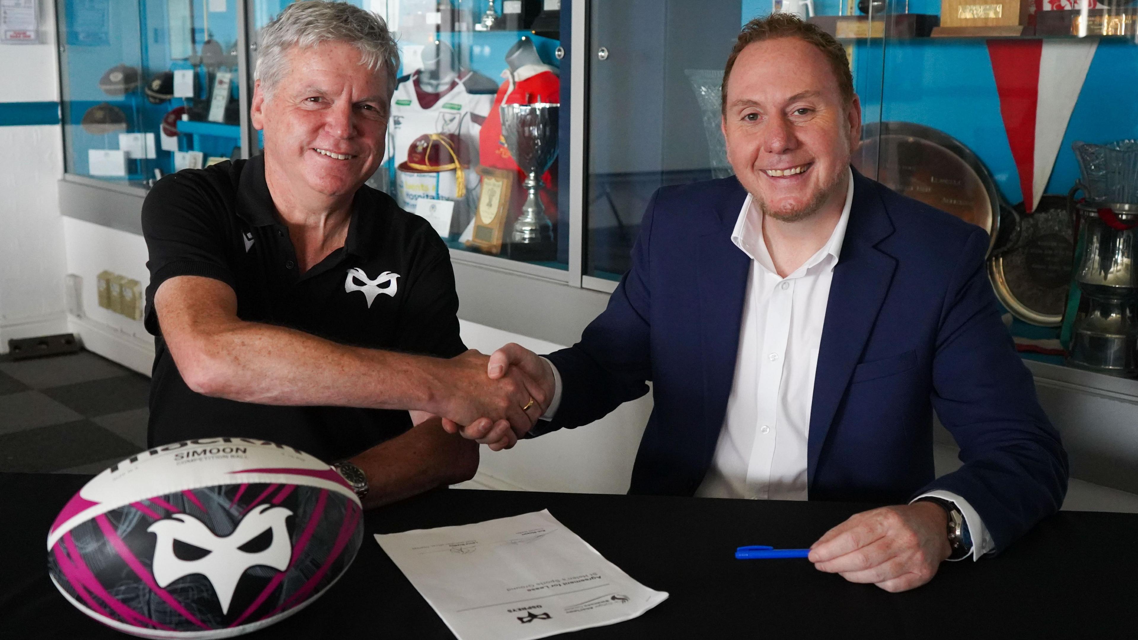 Bradley et Rob Stewart lors de l’accord sur le bail de St Helen's