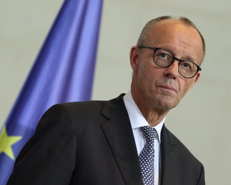 Merz s’adressant à la presse