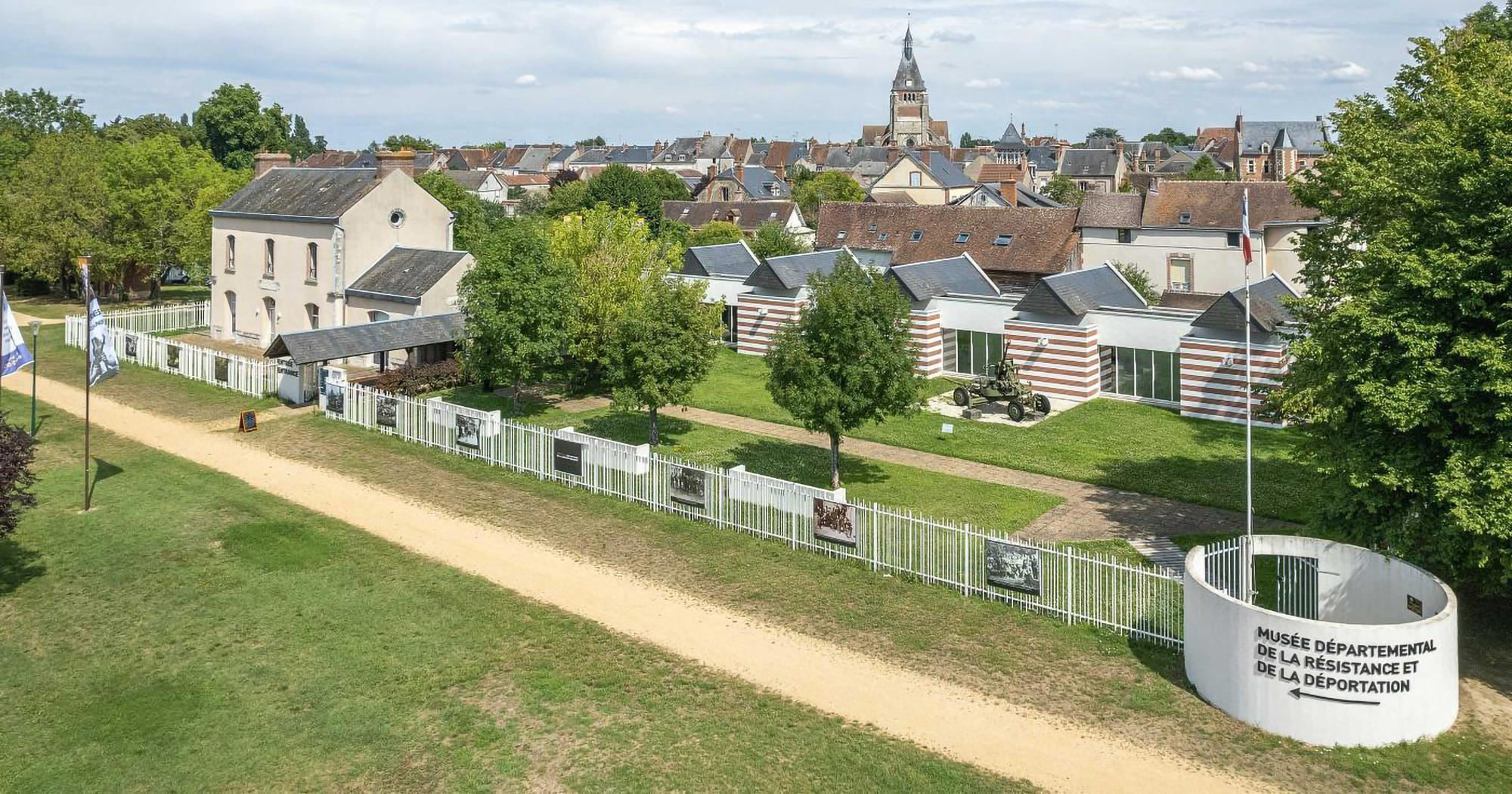 Le musée de la Résistance et de la déportation du Loiret est situé à Lorris, où s'était organisé le plus important maquis du département.