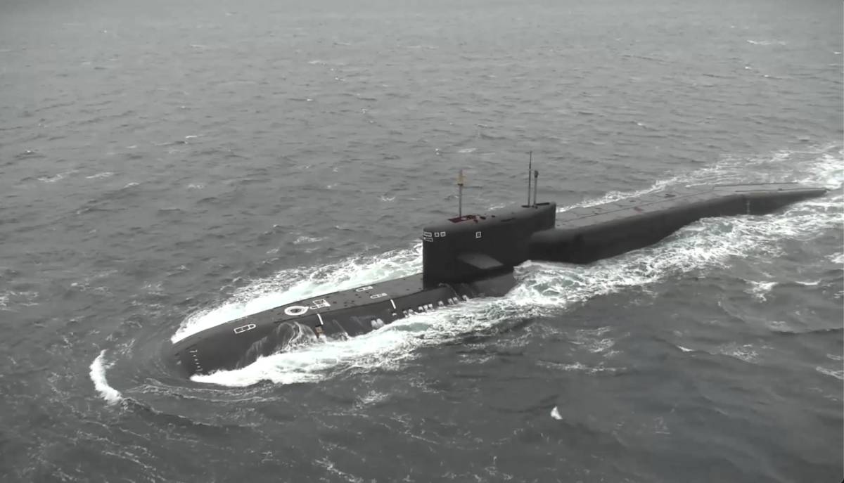 Le sous-marin K-555 Knyaz Pozharsky en mer