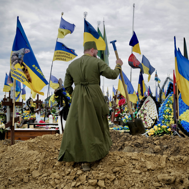 Funérailles, pertes humaines continues en Ukraine