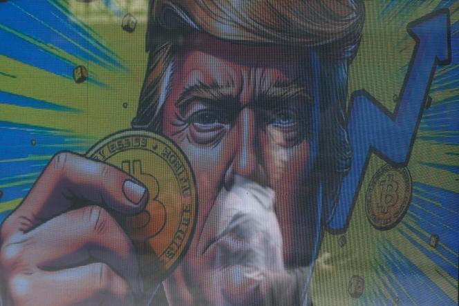 Donald Trump tenant un bitcoin à Hongkong
