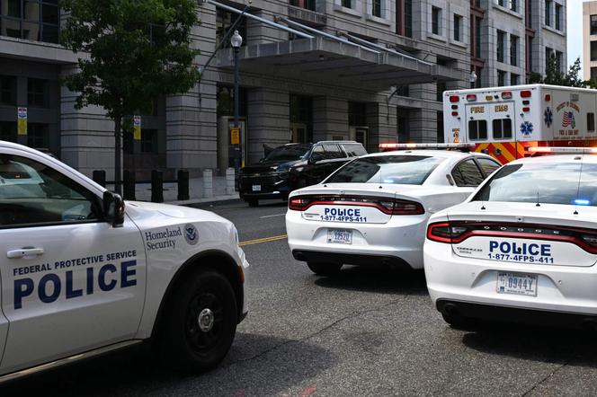 Véhicules de police devant palais de justice à Washington