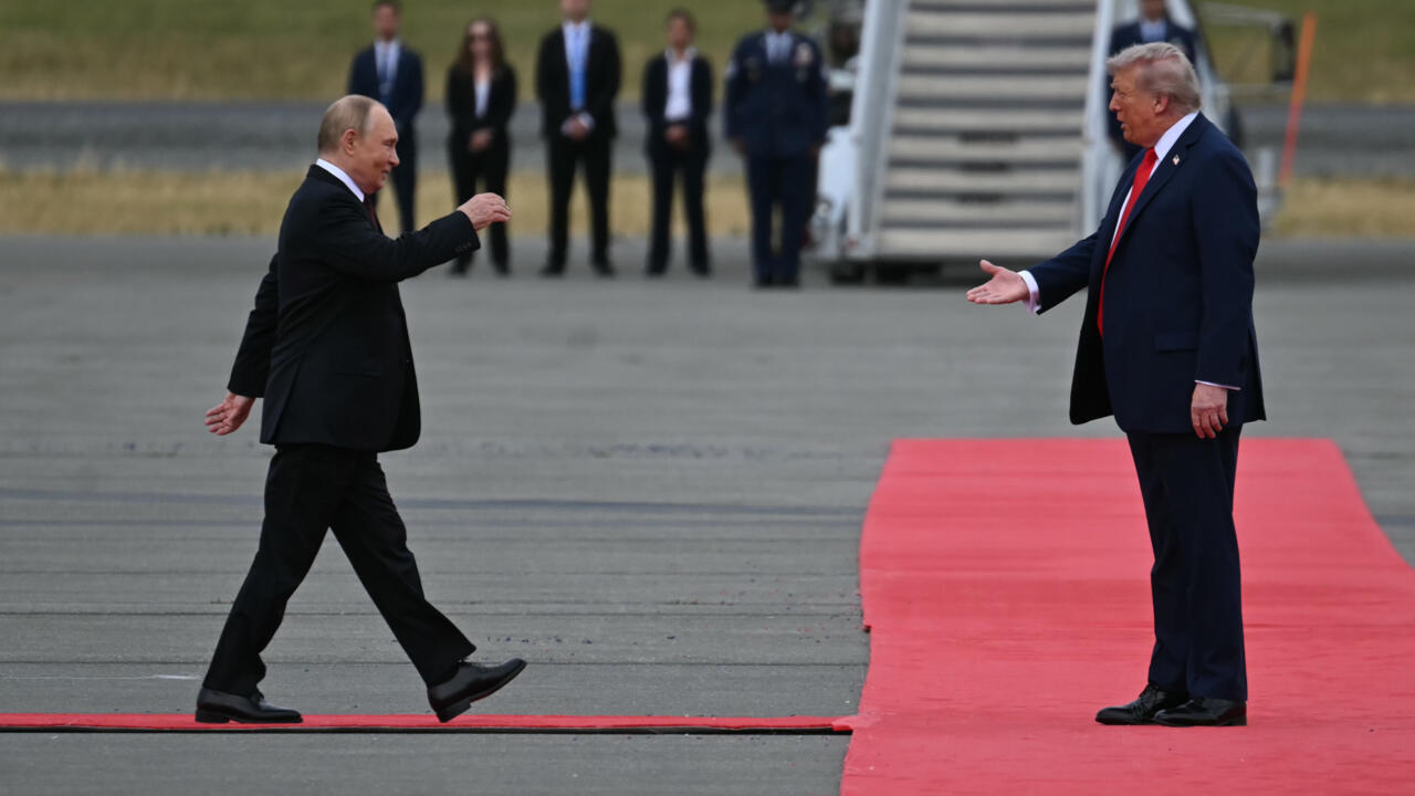 Trump serre la main de Poutine sur le tarmac