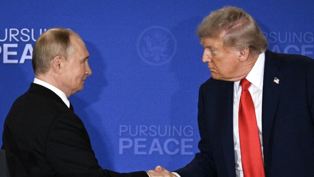 Trump et Poutine se serrent la main lors d'un échange