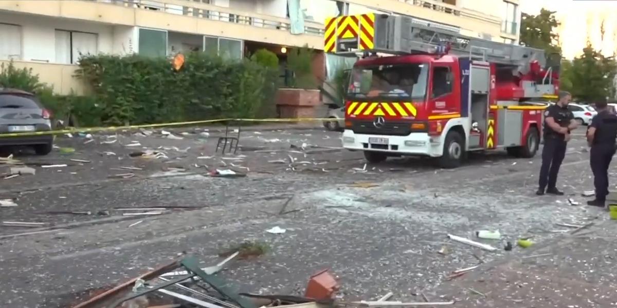 Vue générale de l’immeuble de Vénissieux après l’explosion
