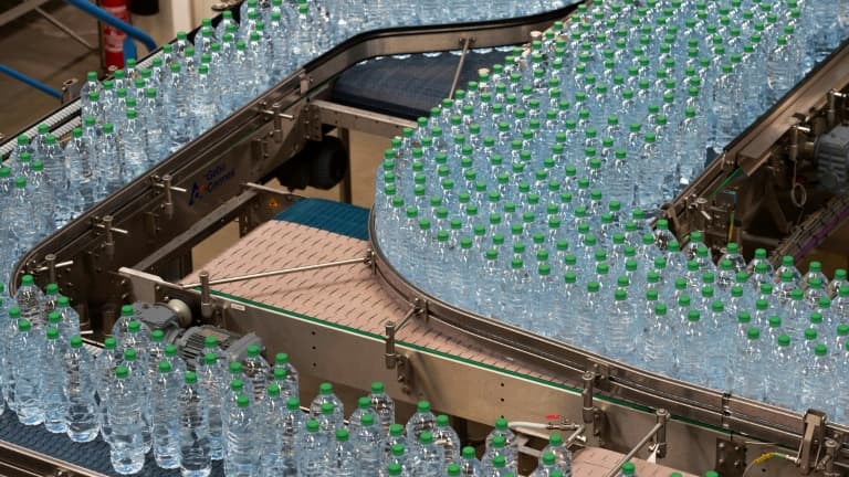 bouteilles plastiques en usine