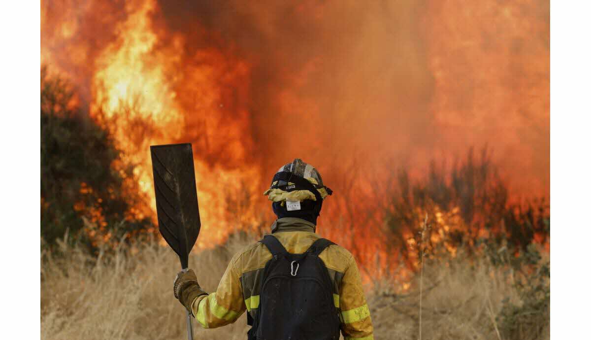 Pompiers espagnols combattant les incendies en Espagne