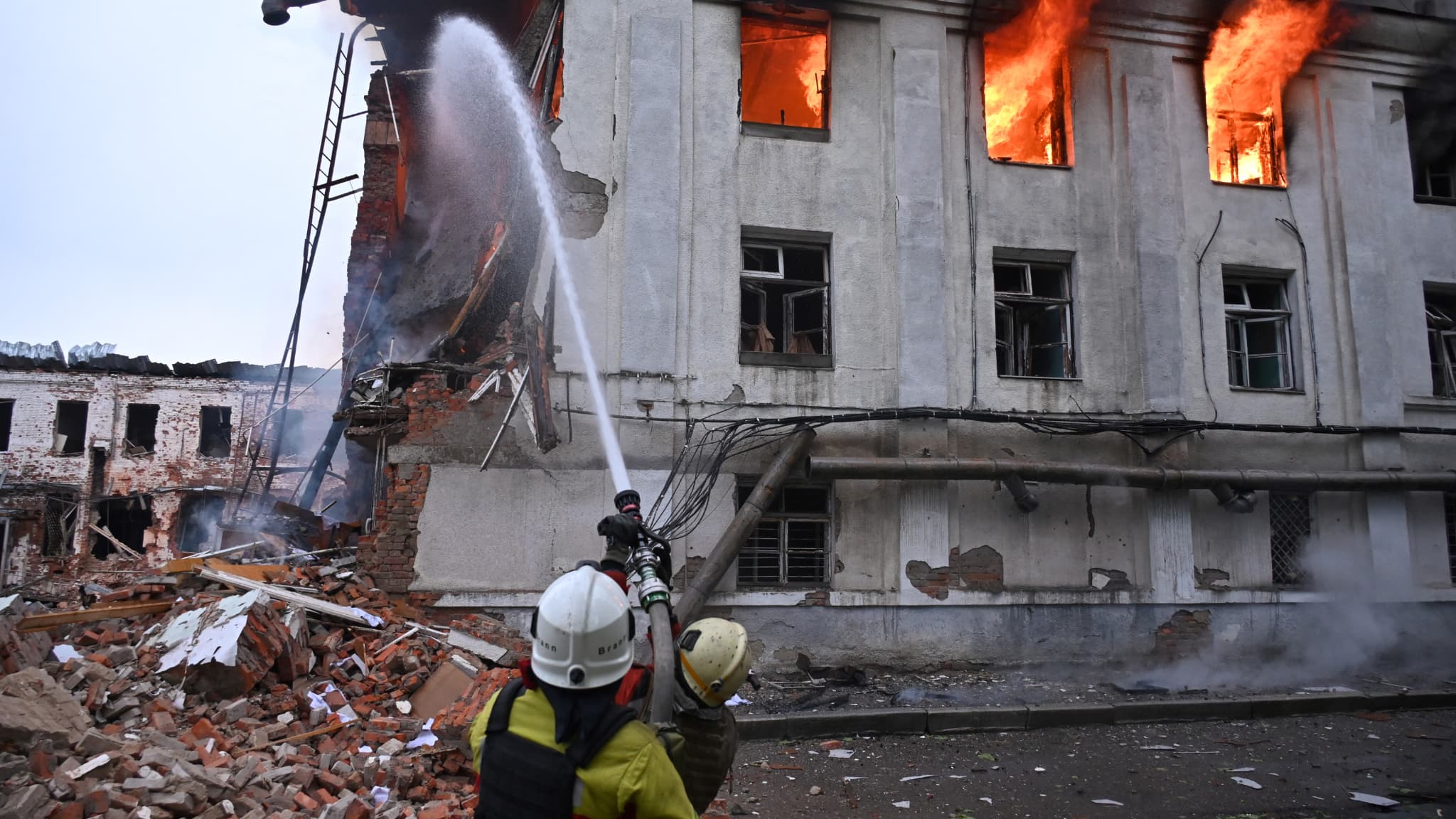 Kharkiv: immeuble détruit après une frappe russe