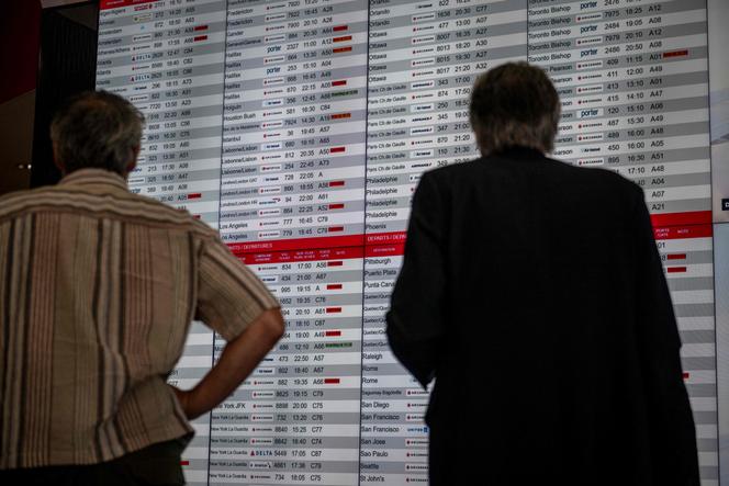 Panneau affichant vols annulés à l’aéroport de Montréal