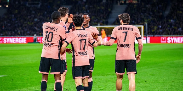 Joueurs du PSG célébrant un but